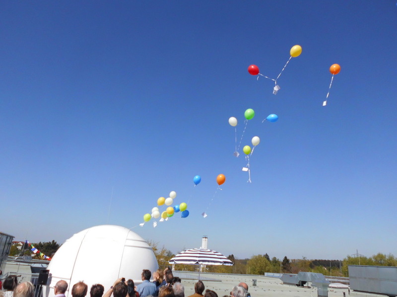 12 Eröffnung der Sternwarte mit Helium-Ballons